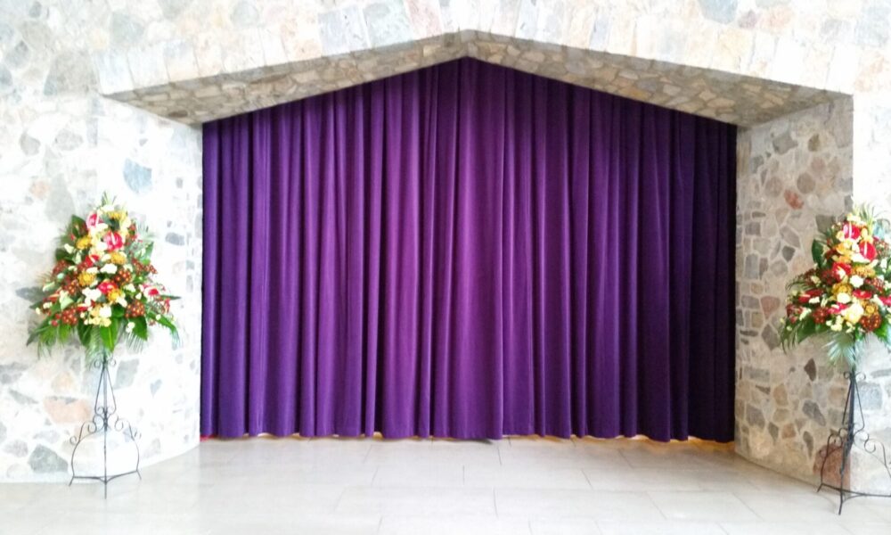 Why eyelet curtains are choice of lively people?