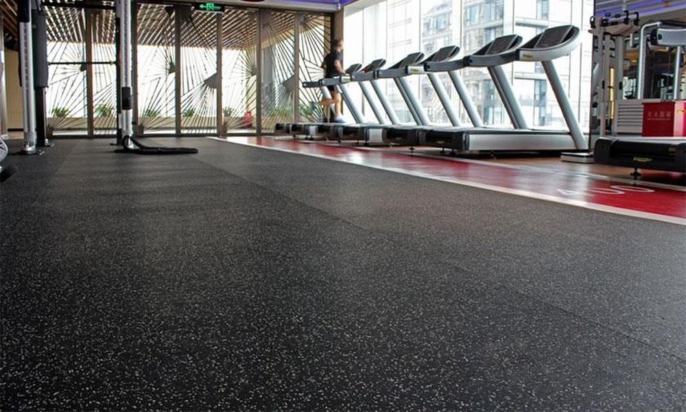 What are the benefits of using rubber flooring in a home or commercial space?